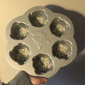 Rosebud Baking Pan